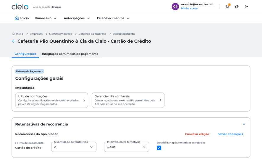 "Tela de configurações do estabelecimento Cafeteria Pão Quentinhos & Cia da Cielo, com abas 'Configurações' e 'Integração com meios de pagamento'. Exibe opções de implantação: 'URL de notificações' e 'Gerenciar IPs confiáveis'. Abaixo, seção 'Retentativas de recorrência' com campos para forma de pagamento (cartão de crédito), quantidade de tentativas (2), intervalo entre tentativas (3 dias) e opção para desabilitar após tentativas esgotadas. Botões 'Cancelar edição' e 'Salvar alterações' à direita.