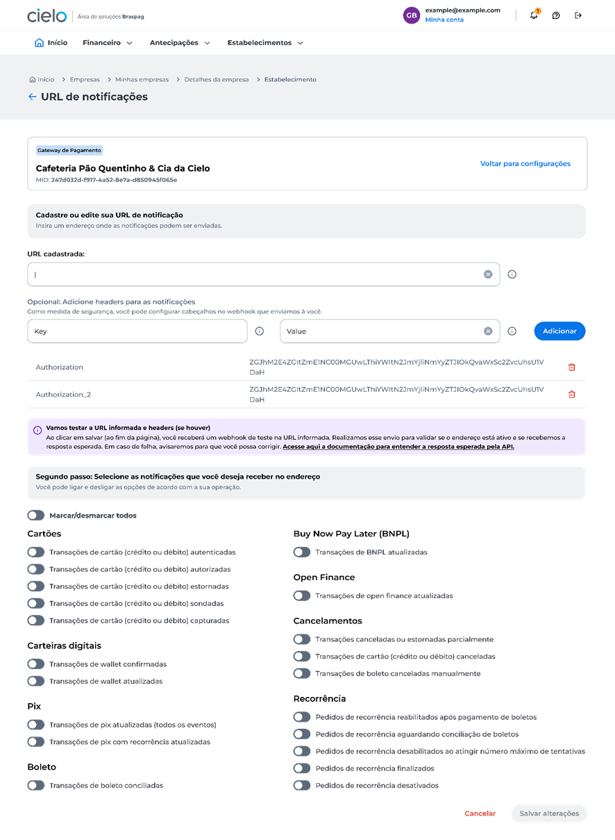 Tela de configuração de URL de notificações no portal Cielo. Mostra campos para cadastrar URL, adicionar headers opcionais (Key e Value), e duas chaves de autorização. Há um aviso sobre testar a URL e selecionar notificações desejadas, com opções como cartões, carteiras digitais, BNPL, Open Finance, cancelamentos e recorrência. Botões 'Cancelar' e 'Salvar alterações' no rodapé
