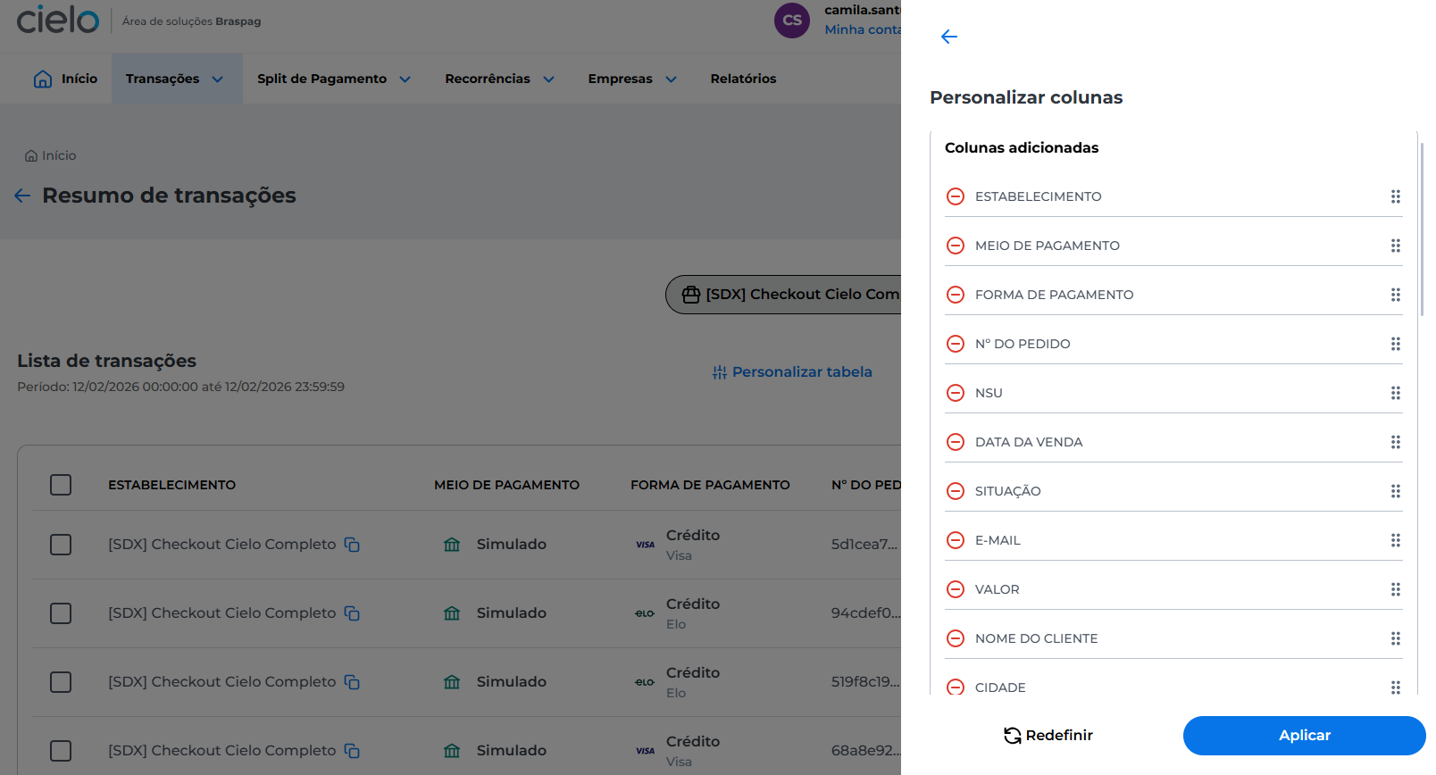 Painel de personalização de colunas aberto ao lado da tabela de transações, mostrando a lista de colunas adicionadas e os botões Redefinir e Aplicar