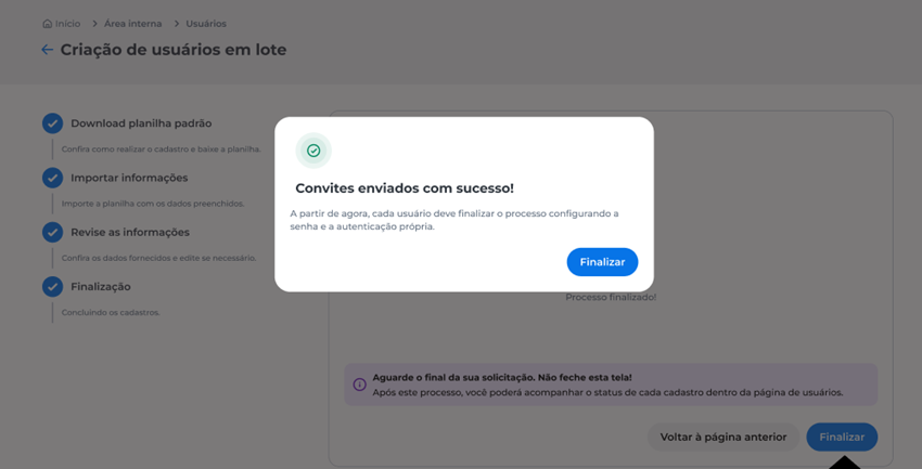 Tela de finalização do processo de criação de usuários em lote no portal e-commerce, exibindo status da solicitação com indicadores de sucesso total ou parcial no envio dos convites.
