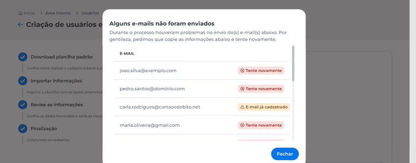 Tela de finalização do processo de criação de usuários em lote no portal e-commerce, exibindo status da solicitação com indicadores de sucesso total ou parcial no envio dos convites.
