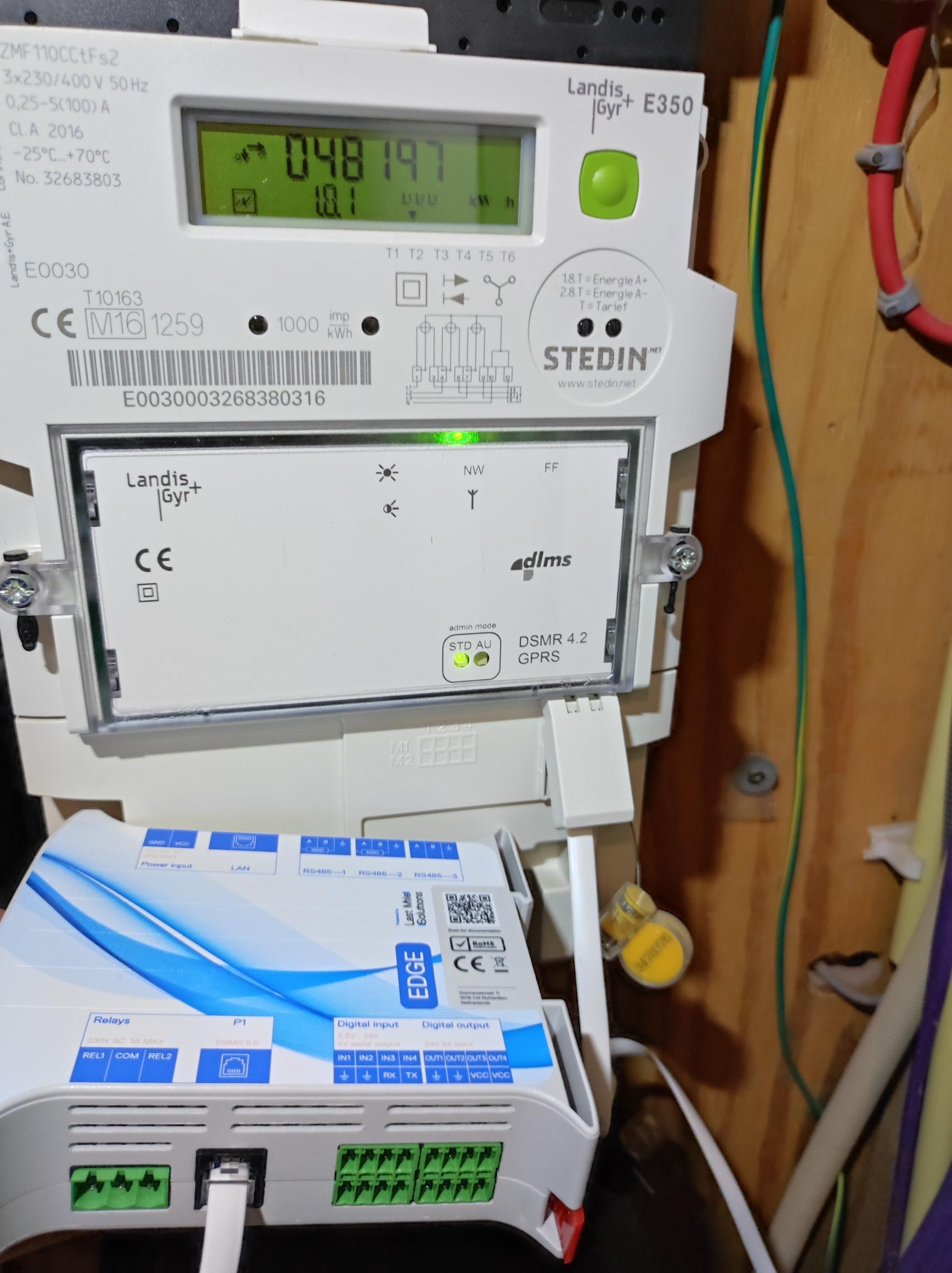 Edge V2 controller connected to a DSMR smart meter with an RJ12 cable