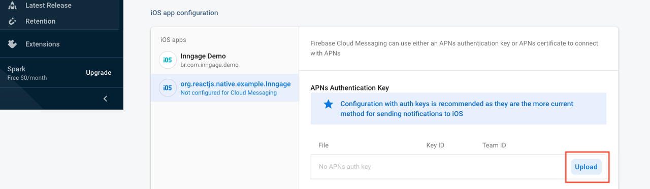 1\. Acesse a aba "Cloud Messaging" no painel do seu projeto no Firebase e, em "iOS app configuration", clique no botão "Upload" na sessão "APNs Authentication Key".